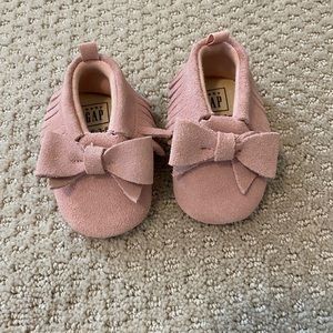 New baby gap 3-6 month pink mocassin booties